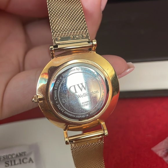 Authentic DW Gold Watch⏱⌚️⭐️ - Picture 12 of 16